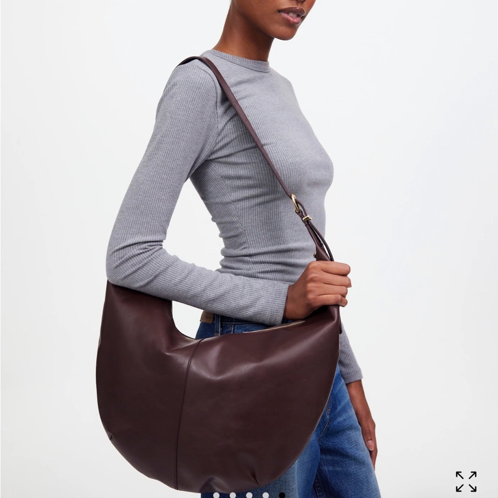 Madewell Essential Curve Shoulder Bag in Brown Leather